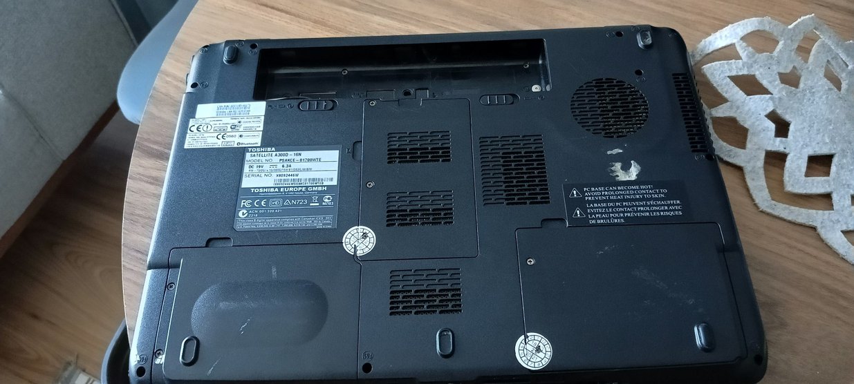 Mavi Toshiba Laptop - Görsel 2