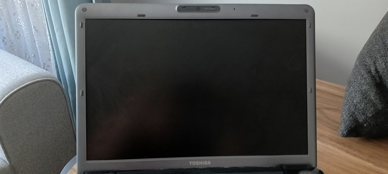 Mavi Toshiba Laptop - Görsel 4