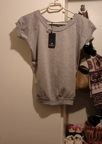 Gri Kadın Süet Kısa Kollu Mini Tişört