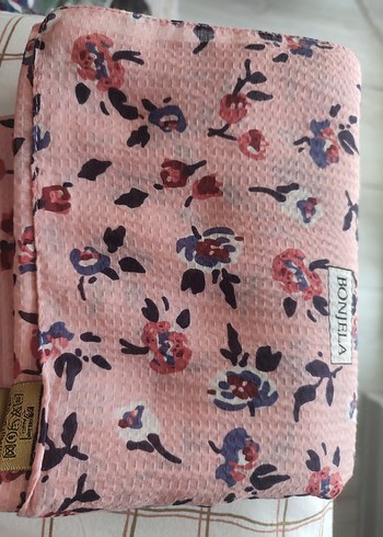 Pembe, çiçekli her mevsim kullanılabilen şal