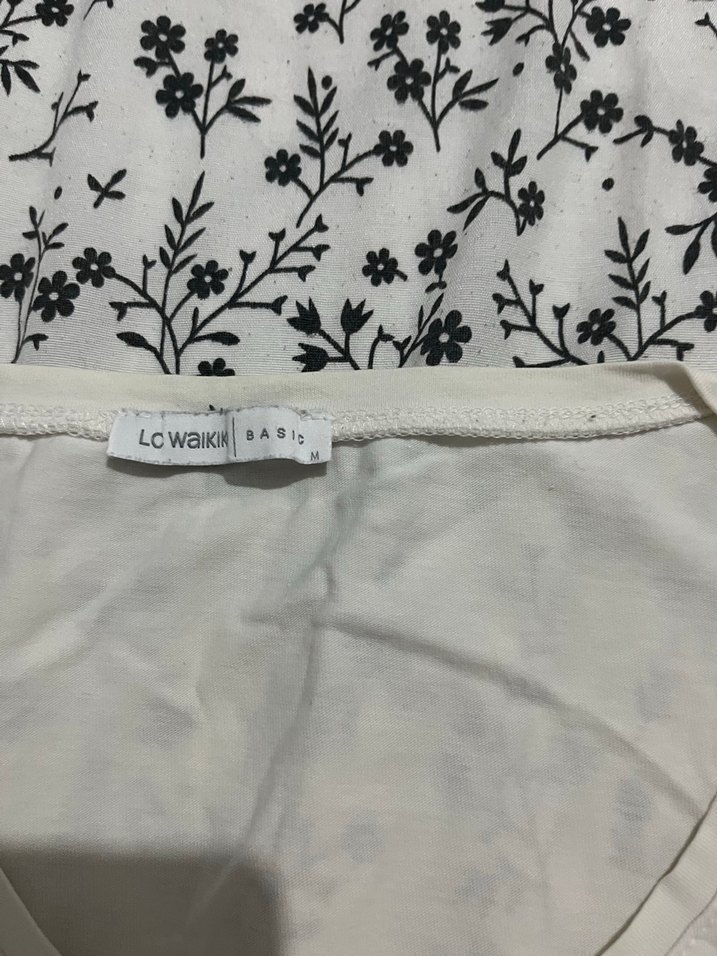 Beyaz V Yaka Kadın Tişört - Görsel 2