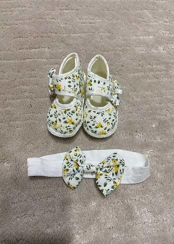 Kız Bebek Beyaz Çiçekli Fiyonklu İlk Adım Ayakkabısı