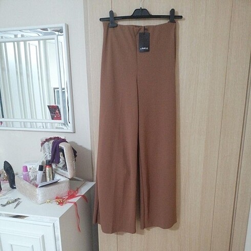 Yeni etiketli kadın geniş paça pantolon