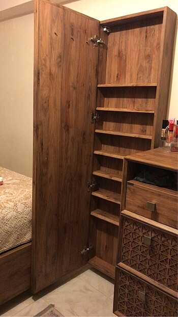 Takı dolabı / makyaj aynası