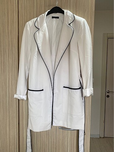 Siyah şeritli beyaz ceket