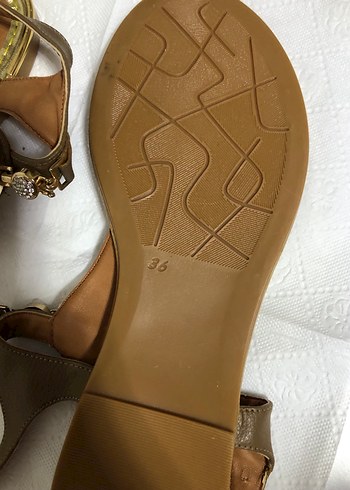 Altın Renkli Toka Detaylı Dolgu Topuklu Sandalet - Görsel 4