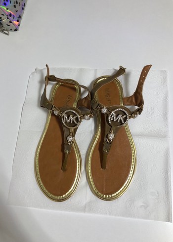 Altın Renkli Toka Detaylı Dolgu Topuklu Sandalet - Görsel 2