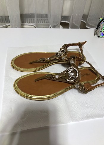 Altın Renkli Toka Detaylı Dolgu Topuklu Sandalet - Görsel 3