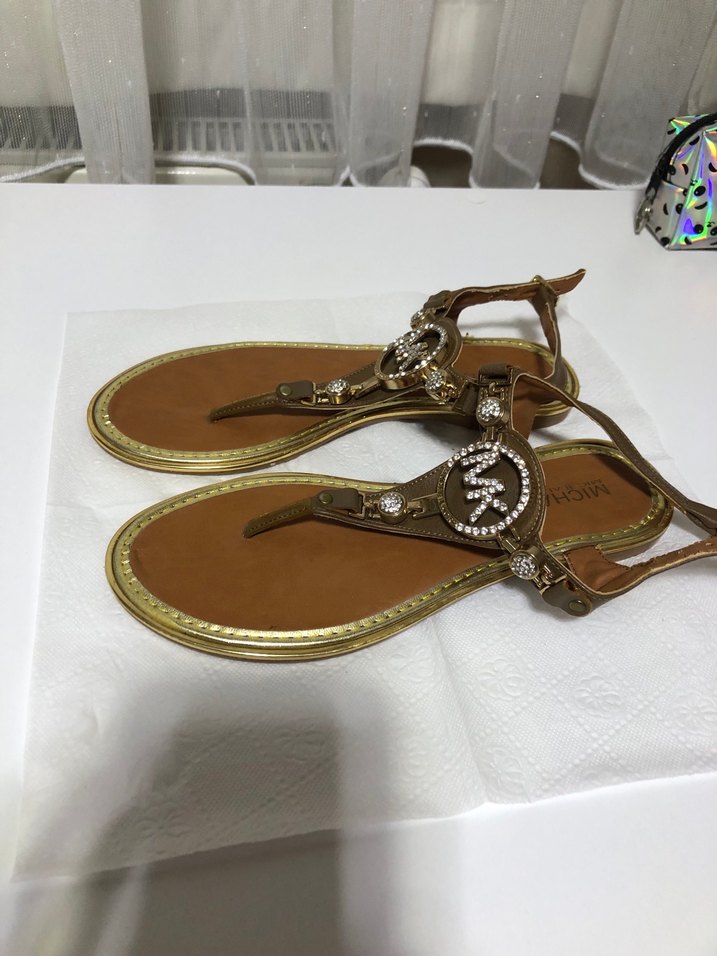 Altın Renkli Toka Detaylı Dolgu Topuklu Sandalet - Görsel 3