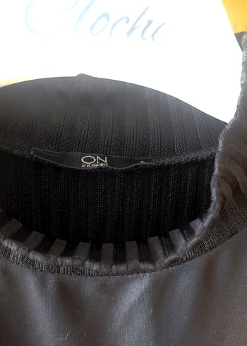 Siyah Deri Görünümlü Omuzları Açık Bluz - Görsel 3