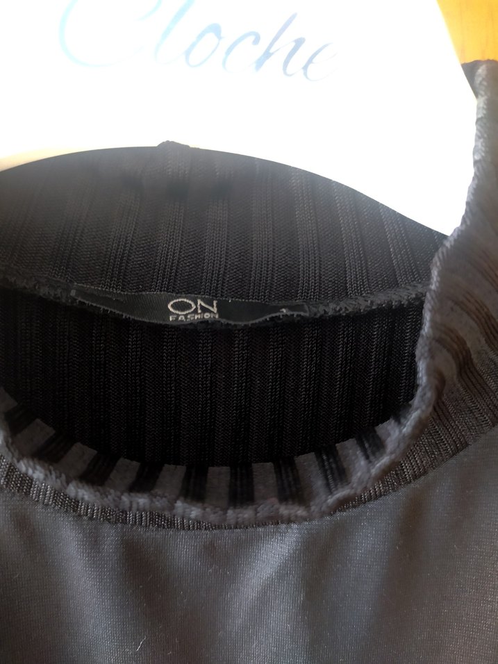 Siyah Deri Görünümlü Omuzları Açık Bluz - Görsel 3