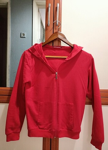 Kırmızı kapüşonlu ceket