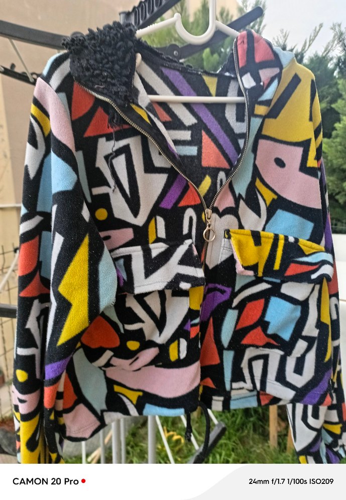 Kadın Renkli Baskılı Kapüşonlu Sweatshirt - Görsel 3