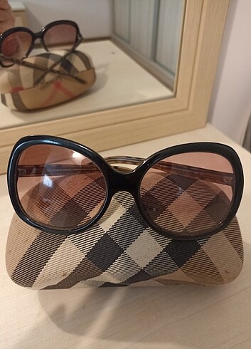 Burberry marka orijinal güneş gözlüğü.