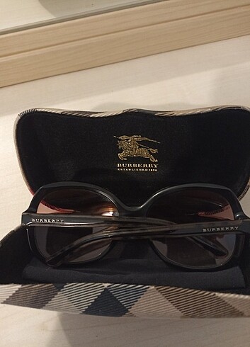 Burberry Burberry marka orijinal güneş gözlüğü.