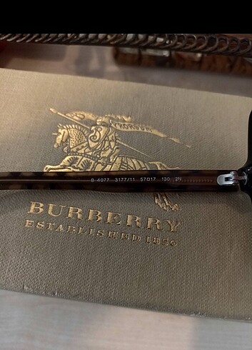 Beden Burberry marka orijinal güneş gözlüğü.