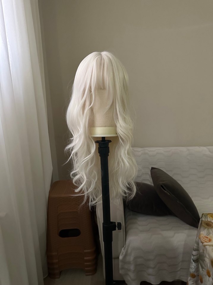 Şeffaf Beyaz Sentetik Uzun Dalgalı Peruk - Görsel 3