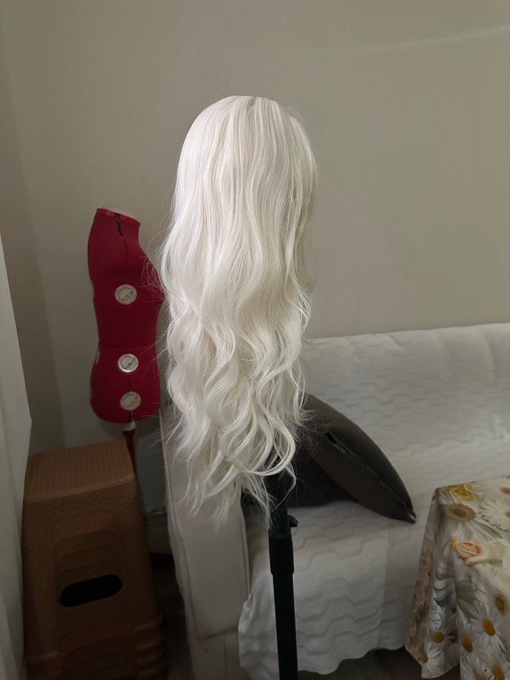 Şeffaf Beyaz Sentetik Uzun Dalgalı Peruk - Görsel 4