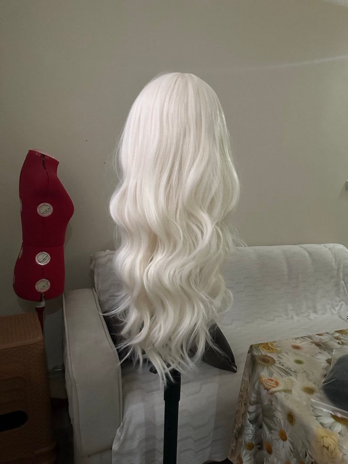 Şeffaf Beyaz Sentetik Uzun Dalgalı Peruk - Görsel 5