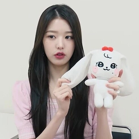 Diğer Wonyoung Ive Cherry Minive Plushie
