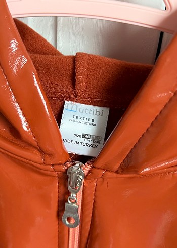 Çocuk Taba Parlak Deri Kapüşonlu Yağmurluk - Görsel 3