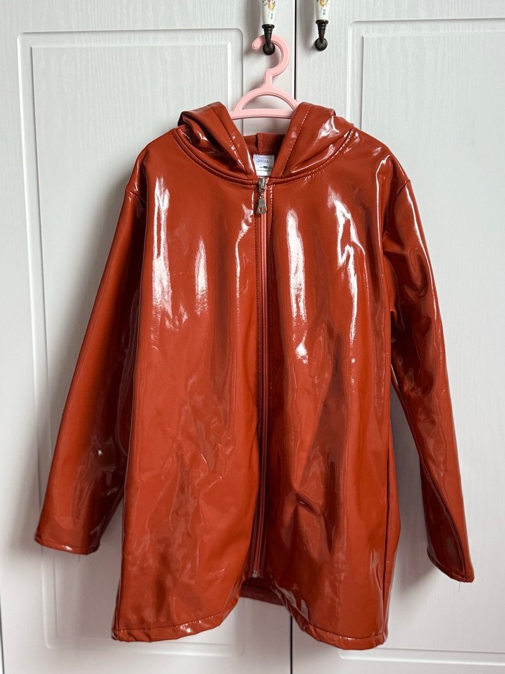 Çocuk Taba Parlak Deri Kapüşonlu Yağmurluk - Görsel 2