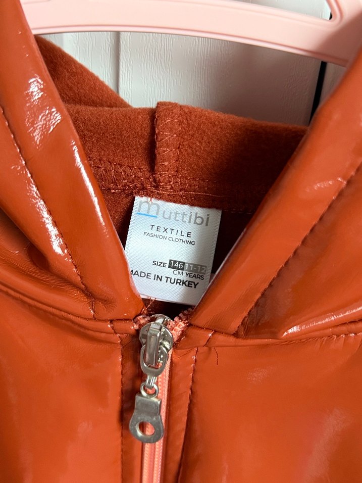 Çocuk Taba Parlak Deri Kapüşonlu Yağmurluk - Görsel 3