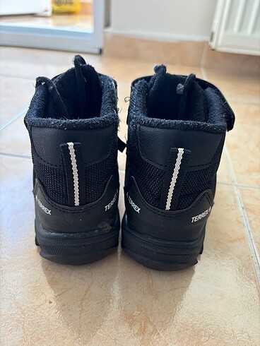 Adidas Adidas çocuk bot orjinal değidir