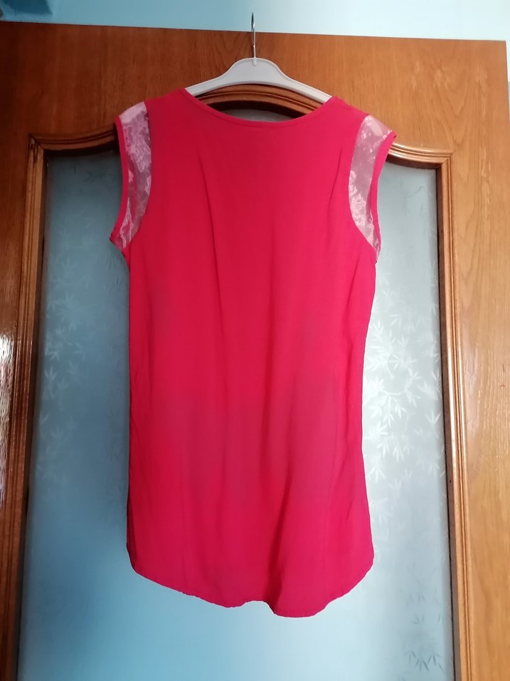 Nar çiçeği renkli, kolu parlak tül detayli güzel bir bluz - Görsel 2