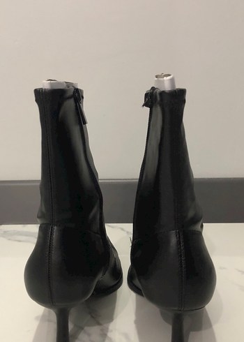 Stradivarius Siyah Deri Stiletto Topuklu Kadın Bot