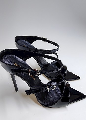 Kemerli Siyah Yılan Desenli Stiletto
