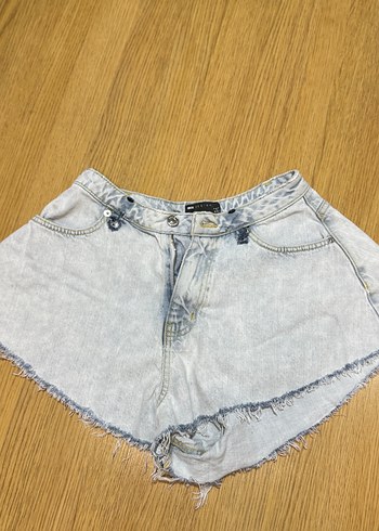 Gri Batik Desenli Düğmeli Mini Kot Şort