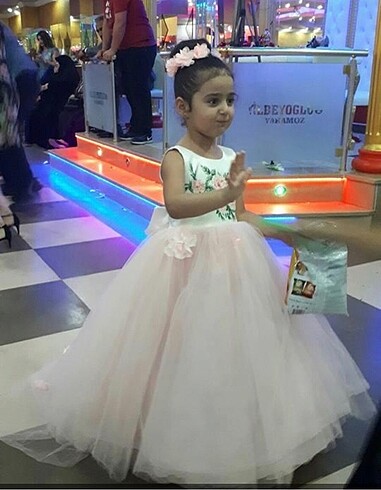 Kız çocuk pembe gelinlik