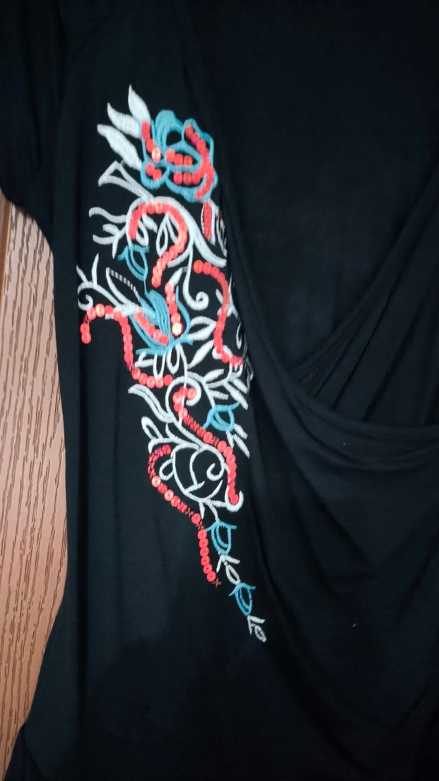 Siyah Desenli Drapeli Kısa Kollu Bluz - Görsel 2