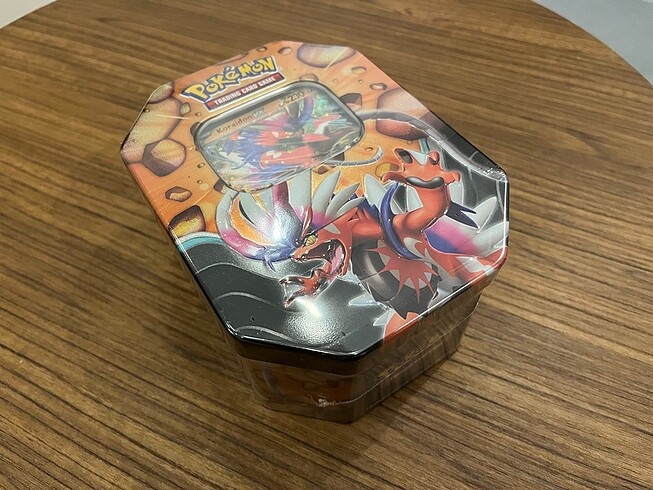 Pokemon Slashing Legends Tin