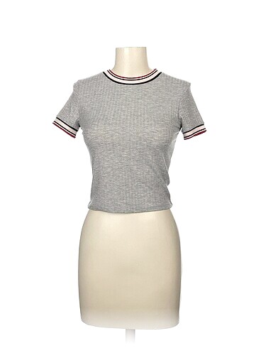 Bershka T-shirt %70 İndirimli.