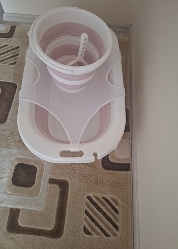 Pastel Beyaz Bebek Küveti ve Katlanabilir Kova