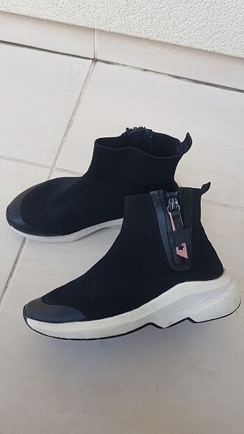 Zara 31 numara kız çocuk botu siyah renk fermuarlı