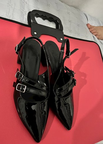 Siyah Rugan Tokalı Gotik Stiletto