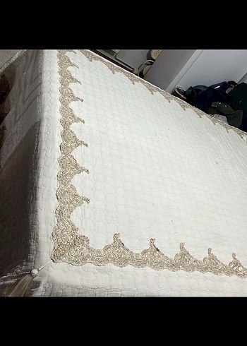 İşlemeli Beyaz Parlak Yatak Örtüsü - Görsel 4