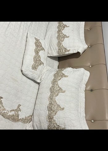 İşlemeli Beyaz Parlak Yatak Örtüsü - Görsel 2