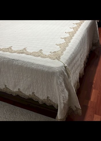 İşlemeli Beyaz Parlak Yatak Örtüsü - Görsel 3