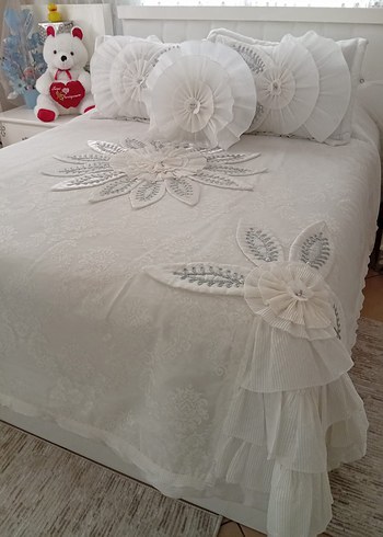 Beyaz Nakışlı Yatak Örtüsü