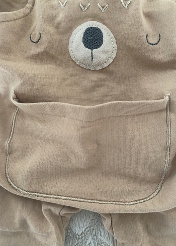 Kahverengi Nakışlı Bebek Önlüğü - Görsel 3
