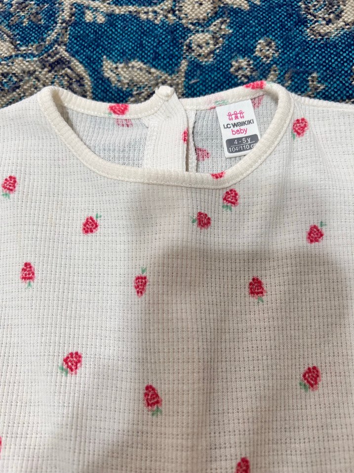 Kısa Kollu Beyaz Çilekli 

 Kız Elbisesi - Görsel 3