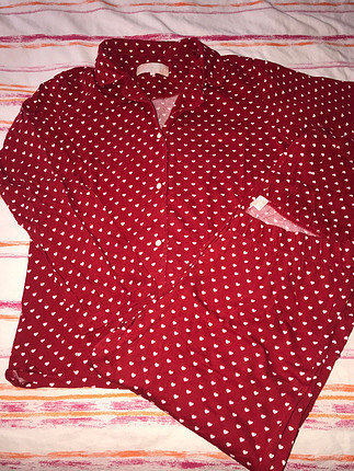 l Beden Kırmızı kalp desenli boydan düğmeli pijama takımı