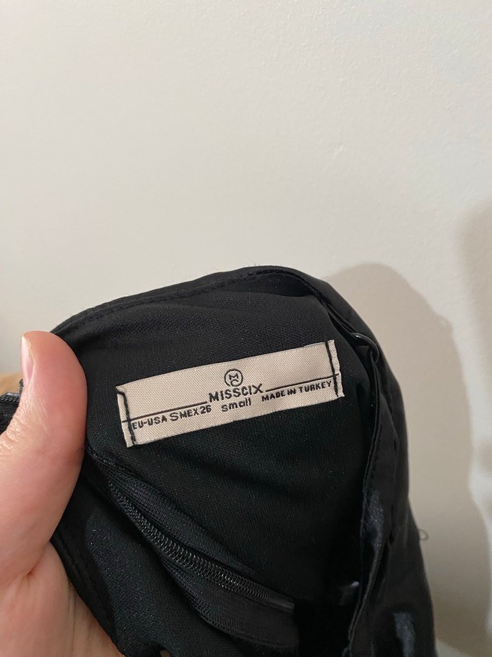 Siyah V Yaka Volanlı Mini Elbise - Görsel 4