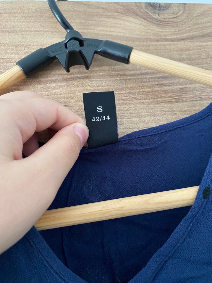 Lacivert Batik Desenli Kolsuz V Yaka Bluz - Görsel 2