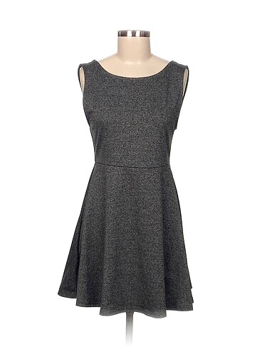 H&M Kısa Elbise %70 İndirimli.