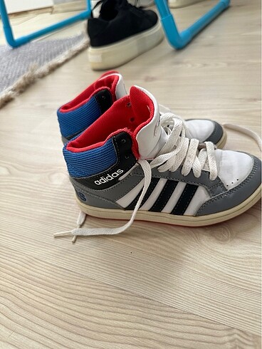30 Beden beyaz Renk Adidas spor ayakkabı